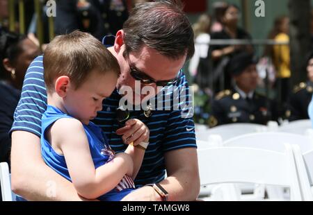 Chicago, USA. 25 Mai, 2019. Familienangehörige von gefallenen Soldaten nehmen an der Memorial Day Parade in Chicago, USA, am 25. Mai 2019. Der Gedenktag ist ein Urlaub in den Vereinigten Staaten für die Erinnerung an die Menschen, die gestorben sind, während in der bewaffneten Kräfte des Landes dienen. Credit: Wang Qiang/Xinhua/Alamy leben Nachrichten Stockfoto