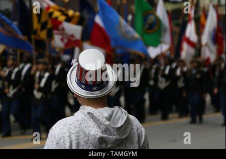 Chicago, USA. 25 Mai, 2019. Ein Mann Ansichten der Memorial Day Parade in Chicago, USA, am 25. Mai 2019. Der Gedenktag ist ein Urlaub in den Vereinigten Staaten für die Erinnerung an die Menschen, die gestorben sind, während in der bewaffneten Kräfte des Landes dienen. Credit: Wang Qiang/Xinhua/Alamy leben Nachrichten Stockfoto