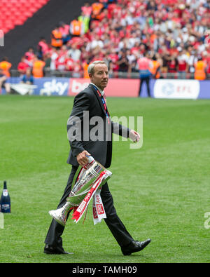 Charlton Athletic Manager Lee Bowyer mit Trophäe während der Sky Bet Liga 1 Play-Off Finale zwischen Charlton Athletic und Sunderland im Wembley Stadion, London, England am 26. Mai 2019. Foto von Andy Rowland. Stockfoto