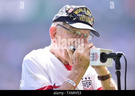 Harrison, New Jersey, USA. 26 Mai, 2019. 96-jährige WWII Veteran''HARMONICA PETE ''DUPRE führt die Nationalhymne bei Red Bull Arena in Harrison, New Jersey USA besiegt Mexiko 3 bis 0 Credit: Brooks Von Arx/ZUMA Draht/Alamy leben Nachrichten Stockfoto