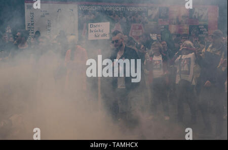 Berlin, Deutschland. 25 Mai, 2019. Die Teilnehmer der Protestbewegung rave'A 100 stoppen! Elsenbrücke für alle" gegen die geplante Verlängerung der Autobahn 100 (A100) an der Elsenbrücke. Credit: Paul Zinken/dpa/Alamy leben Nachrichten Stockfoto