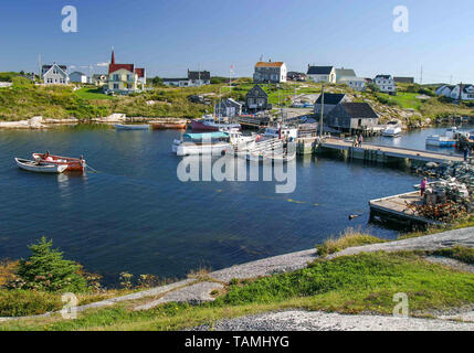 September 5, 2005 - Peggy's Cove, Halifax Regional Municipality, Kanada - Hafen von Peggy's Cove, ein rustikales unbebaute ländliche Gemeinde auf dem östlichen Ufer der St. Margarets Bay in Nova Scotias Halifax Regional Municipality, ist eine große touristische Attraktion. Den Aufstellungsort von iconic Peggy's Point Lighthouse (1868), Tourismus Angeln in der wirtschaftlichen Bedeutung überholt hat. Credit: Arnold Drapkin/ZUMA Draht/Alamy leben Nachrichten Stockfoto