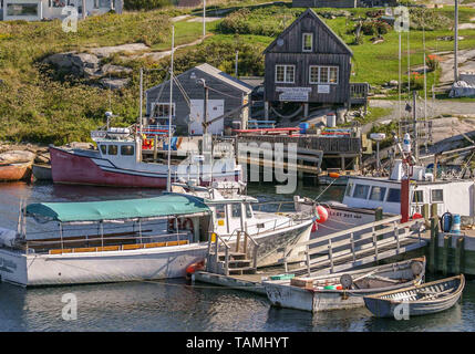 September 5, 2005 - Peggy's Cove, Halifax Regional Municipality, Kanada - Hafen von Peggy's Cove, ein rustikales unbebaute ländliche Gemeinde auf dem östlichen Ufer der St. Margarets Bay in Nova Scotias Halifax Regional Municipality, ist eine große touristische Attraktion. Den Aufstellungsort von iconic Peggy's Point Lighthouse (1868), Tourismus Angeln in der wirtschaftlichen Bedeutung überholt hat. Credit: Arnold Drapkin/ZUMA Draht/Alamy leben Nachrichten Stockfoto