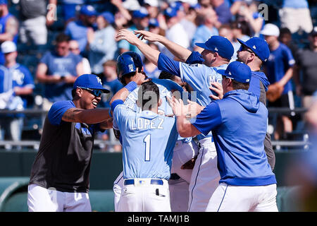 Kansas City, Missouri, USA. 26 Mai, 2019. 26. Mai 2019: Mannschaftskameraden mob Kansas City Royals rechter Feldspieler Whit Merrifield (15), nachdem er erhält den walkoff Hit in der Unterseite des zehnten Inning bei einem American League Spiel zwischen den New York Yankees und die Kansas City Royals gehalten an Kaufmann Stadion in Kansas City, MO Richard Ulreich/CSM Credit: Cal Sport Media/Alamy leben Nachrichten Stockfoto