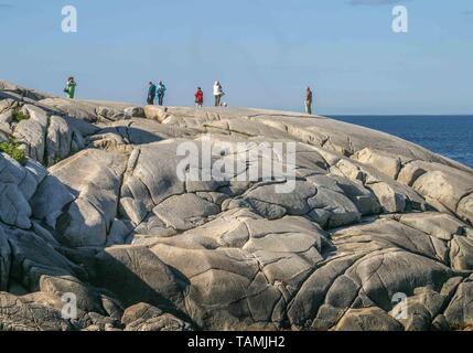 September 5, 2005 - Peggy's Cove, Halifax Regional Municipality, Kanada - Touristen auf dem riesigen Felsformationen am Ufer des St. Margarets Bay in Halifax Regional Municipality entfernt, in der Nähe von Peggy's Point Lighthouse, eine wichtige touristische Attraktion. Credit: Arnold Drapkin/ZUMA Draht/Alamy leben Nachrichten Stockfoto