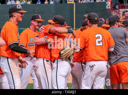 Oklahoma City, OK, USA. 26 Mai, 2019. Oklahoma State Cowboys Mannschaftskameraden Feiern nach dem Sieg 2019 Phillips 66 Big 12 Baseball Championship Game gegen die West Virginia Bergsteiger und die Oklahoma State Cowboys an Chickasaw Bricktown Ballpark in Oklahoma City, OK. Grau Siegel/CSM/Alamy leben Nachrichten Stockfoto