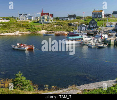 September 5, 2005 - Peggy's Cove, Halifax Regional Municipality, Kanada - Hafen von Peggy's Cove, ein rustikales unbebaute ländliche Gemeinde auf dem östlichen Ufer der St. Margarets Bay in Nova Scotias Halifax Regional Municipality, ist eine große touristische Attraktion. Den Aufstellungsort von iconic Peggy's Point Lighthouse (1868), Tourismus Angeln in der wirtschaftlichen Bedeutung überholt hat. Credit: Arnold Drapkin/ZUMA Draht/Alamy leben Nachrichten Stockfoto