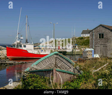 September 5, 2005 - Peggy's Cove, Halifax Regional Municipality, Kanada - Peggy's Cove, ein rustikales unbebaute ländliche Gemeinde auf dem östlichen Ufer der St. Margarets Bay in Nova Scotias Halifax Regional Municipality, ist eine große touristische Attraktion. Den Aufstellungsort von iconic Peggy's Point Lighthouse (1868), Tourismus Angeln in der wirtschaftlichen Bedeutung überholt hat. Credit: Arnold Drapkin/ZUMA Draht/Alamy leben Nachrichten Stockfoto