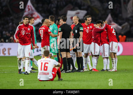 Berlin, Deutschland. 25 Mai, 2019. Bayern München Spieler feiern Sieg nach dem deutschen WM-Finale zwischen RB Leipzig und FC Bayern München in Berlin, Hauptstadt der Bundesrepublik Deutschland, 25. Mai 2019. Bayern München gewann 3-0 und behauptete den Titel. Credit: Shan Yuqi/Xinhua/Alamy leben Nachrichten Stockfoto