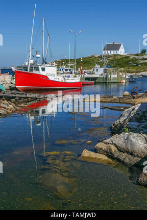 September 5, 2005 - Peggy's Cove, Halifax Regional Municipality, Kanada - Peggy's Cove, ein rustikales unbebaute ländliche Gemeinde auf dem östlichen Ufer der St. Margarets Bay in Nova Scotias Halifax Regional Municipality, ist eine große touristische Attraktion. Den Aufstellungsort von iconic Peggy's Point Lighthouse (1868), Tourismus Angeln in der wirtschaftlichen Bedeutung überholt hat. Credit: Arnold Drapkin/ZUMA Draht/Alamy leben Nachrichten Stockfoto