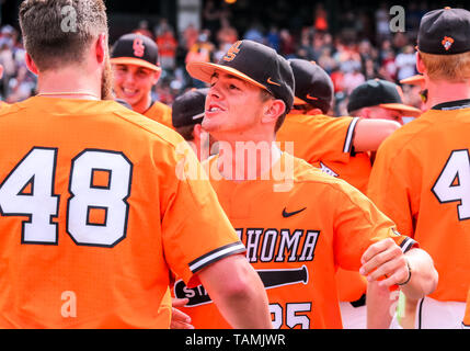 Oklahoma City, OK, USA. 26 Mai, 2019. Oklahoma State Cowboys Mannschaftskameraden Feiern nach dem Sieg 2019 Phillips 66 Big 12 Baseball Championship Game gegen die West Virginia Bergsteiger und die Oklahoma State Cowboys an Chickasaw Bricktown Ballpark in Oklahoma City, OK. Grau Siegel/CSM/Alamy leben Nachrichten Stockfoto