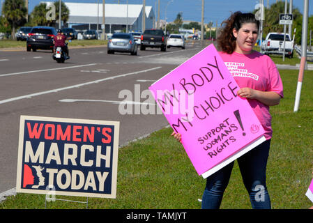 Brevard County, Melbourne. Florida. 26. Mai 2019. Wie bei anderen Stadt über Amerika Frau kam heraus Kraft gegen ihre Rechte weg von Ihnen bezüglich der Abtreibung zu protestieren. Hausgemachte Schilder, die ihrer Meinung nach der Gesetzgeber die ein Kraftfahrer auf der Eau Gallie Causeway geschwungen worden. März Gruppe der Brevard Frau erklärte: "Wir oben abgefeuert werden und lassen die Welt wissen, wo wir stehen. Wir GEHEN NICHT ZURÜCK! Sie kommen für Frauen. Sie kommen für Ärzte. Sie kommen für den Roe." Foto Julian Porree/Alamy leben Nachrichten Stockfoto