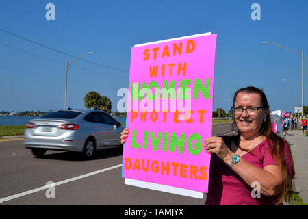 Brevard County, Melbourne. Florida. 26. Mai 2019. Wie bei anderen Stadt über Amerika Frau kam heraus Kraft gegen ihre Rechte weg von Ihnen bezüglich der Abtreibung zu protestieren. Hausgemachte Schilder, die ihrer Meinung nach der Gesetzgeber die ein Kraftfahrer auf der Eau Gallie Causeway geschwungen worden. März Gruppe der Brevard Frau erklärte: "Wir oben abgefeuert werden und lassen die Welt wissen, wo wir stehen. Wir GEHEN NICHT ZURÜCK! Sie kommen für Frauen. Sie kommen für Ärzte. Sie kommen für den Roe." Foto Julian Porree/Alamy leben Nachrichten Stockfoto