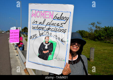 Brevard County, Melbourne. Florida. 26. Mai 2019. Wie bei anderen Stadt über Amerika Frau kam heraus Kraft gegen ihre Rechte weg von Ihnen bezüglich der Abtreibung zu protestieren. Hausgemachte Schilder, die ihrer Meinung nach der Gesetzgeber die ein Kraftfahrer auf der Eau Gallie Causeway geschwungen worden. März Gruppe der Brevard Frau erklärte: "Wir oben abgefeuert werden und lassen die Welt wissen, wo wir stehen. Wir GEHEN NICHT ZURÜCK! Sie kommen für Frauen. Sie kommen für Ärzte. Sie kommen für den Roe." Foto Julian Porree/Alamy leben Nachrichten Stockfoto