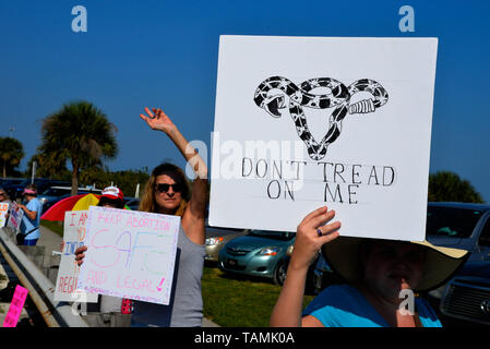 Brevard County, Melbourne. Florida. 26. Mai 2019. Wie bei anderen Stadt über Amerika Frau kam heraus Kraft gegen ihre Rechte weg von Ihnen bezüglich der Abtreibung zu protestieren. Hausgemachte Schilder, die ihrer Meinung nach der Gesetzgeber die ein Kraftfahrer auf der Eau Gallie Causeway geschwungen worden. März Gruppe der Brevard Frau erklärte: "Wir oben abgefeuert werden und lassen die Welt wissen, wo wir stehen. Wir GEHEN NICHT ZURÜCK! Sie kommen für Frauen. Sie kommen für Ärzte. Sie kommen für den Roe." Foto Julian Porree/Alamy leben Nachrichten Stockfoto