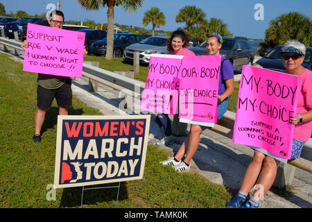 Brevard County, Melbourne. Florida. 26. Mai 2019. Wie bei anderen Stadt über Amerika Frau kam heraus Kraft gegen ihre Rechte weg von Ihnen bezüglich der Abtreibung zu protestieren. Hausgemachte Schilder, die ihrer Meinung nach der Gesetzgeber die ein Kraftfahrer auf der Eau Gallie Causeway geschwungen worden. März Gruppe der Brevard Frau erklärte: "Wir oben abgefeuert werden und lassen die Welt wissen, wo wir stehen. Wir GEHEN NICHT ZURÜCK! Sie kommen für Frauen. Sie kommen für Ärzte. Sie kommen für den Roe." Foto Julian Porree/Alamy leben Nachrichten Stockfoto