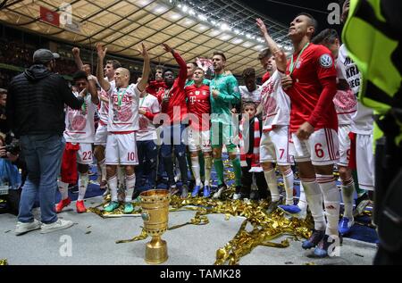 Berlin, Deutschland. 25 Mai, 2019. Bayern München Spieler feiern Sieg nach dem deutschen WM-Finale zwischen RB Leipzig und FC Bayern München in Berlin, Hauptstadt der Bundesrepublik Deutschland, 25. Mai 2019. Bayern München gewann 3-0 und behauptete den Titel. Credit: Shan Yuqi/Xinhua/Alamy leben Nachrichten Stockfoto