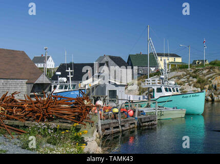 September 5, 2005 - Peggy's Cove, Halifax Regional Municipality, Kanada - Peggy's Cove, ein rustikales unbebaute ländliche Gemeinde auf dem östlichen Ufer der St. Margarets Bay in Nova Scotias Halifax Regional Municipality, ist eine große touristische Attraktion. Den Aufstellungsort von iconic Peggy's Point Lighthouse (1868), Tourismus Angeln in der wirtschaftlichen Bedeutung überholt hat. Credit: Arnold Drapkin/ZUMA Draht/Alamy leben Nachrichten Stockfoto