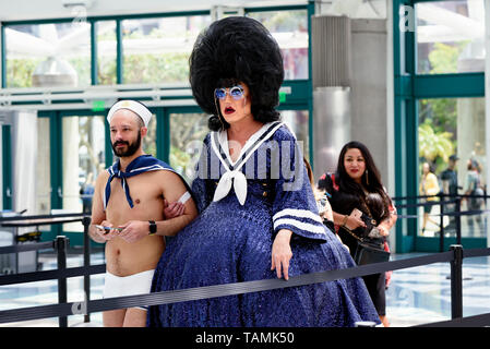 Ein Teilnehmer in Drag kommt an Rupauls DragCon LA 2019 im Los Angeles Convention Center in Los Angeles, Kalifornien. Die jährlichen dreitägigen RuPaul's DragCon ist der weltweit größte Kultur ziehen Übereinkommen und findet in New York und Los Angeles. Stockfoto