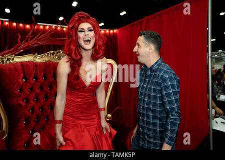 Drag Queen Scarlet Neid von RuPaul's Drag Race Saison 11 an Rupauls DragCon LA 2019 im Los Angeles Convention Center in Los Angeles, Kalifornien. Die jährlichen dreitägigen RuPaul's DragCon ist der weltweit größte Kultur ziehen Übereinkommen und findet in New York und Los Angeles. Stockfoto