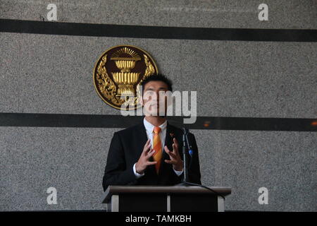 Bangkok, Thailand. 25 Mai, 2019. Thailands Zukunft Parteichef Thanathorn Juangroongruangkit spricht während einer Pressekonferenz in der TOT-Hauptsitz in Bangkok, Thailand, 25. Mai 2019 statt. Thanathorn am Samstag offiziell aufgehört, seine Pflicht als MP nach einem Gerichtsbeschluss, Minuten nach vereidigt werden. Credit: Yang Zhou/Xinhua/Alamy leben Nachrichten Stockfoto