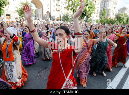 Hare Krishna devotees werden gesehen, Tanzen während der Ratha-Yatra Karneval der Wagen in Kiew. Nach der Mythologie, das ratha Yatra Termine vor etwa 5.000 Jahren, als Hindu Gott Krishna, zusammen mit seinem älteren Bruder und Schwester Balaram Subhadra, wurden auf einem Wagen von Kurukshetra zu vrindavana von Krishnas devotees gezogen. Ratha Yatra auch bezeichnet als Rathayatra, Rathajatra oder Wagen Festival ist beliebten öffentlichen Prozession in einem Wagen, die jährlich in Indien gefeiert und es zieht mehr als eine Million hinduistische Pilger die Prozession zu verbinden. Das zentrale Element der Wanderung ist Ratha, ein herrlich Deco Stockfoto