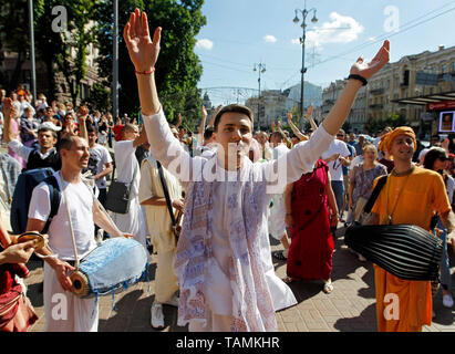 Hare Krishna devotees werden gesehen, eine dekorative Wagen ziehen acht Meter hoch während der Ratha-Yatra Karneval der Wagen in Kiew. Nach der Mythologie, das ratha Yatra Termine vor etwa 5.000 Jahren, als Hindu Gott Krishna, zusammen mit seinem älteren Bruder und Schwester Balaram Subhadra, wurden auf einem Wagen von Kurukshetra zu vrindavana von Krishnas devotees gezogen. Ratha Yatra auch bezeichnet als Rathayatra, Rathajatra oder Wagen Festival ist beliebten öffentlichen Prozession in einem Wagen, die jährlich in Indien gefeiert und es zieht mehr als eine Million hinduistische Pilger die Prozession zu verbinden. Das zentrale Element der Stockfoto