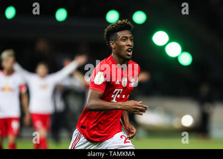 Berlin, Deutschland. 25 Mai, 2019. Bayern München Kingsley Coman feiert seine zählenden während der Deutschen Pokalspiel zwischen RB Leipzig und FC Bayern München in Berlin, Hauptstadt der Bundesrepublik Deutschland, 25. Mai 2019. Bayern München gewann 3-0 und behauptete den Titel. Credit: Shan Yuqi/Xinhua/Alamy leben Nachrichten Stockfoto