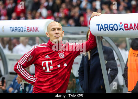 Berlin, Deutschland. 25 Mai, 2019. Bayern München Arjen Robben reagiert vor dem Deutschen Pokalspiel zwischen RB Leipzig und FC Bayern München in Berlin, Hauptstadt der Bundesrepublik Deutschland, 25. Mai 2019. Bayern München gewann 3-0 und behauptete den Titel. Credit: Shan Yuqi/Xinhua/Alamy leben Nachrichten Stockfoto