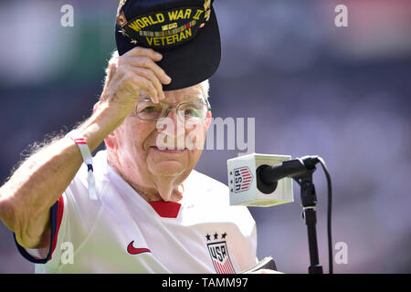 Harrison, New Jersey, USA. 26 Mai, 2019. 96-jährige WWII Veteran''HARMONICA PETE ''DUPRE führt die Nationalhymne bei Red Bull Arena in Harrison, New Jersey USA besiegt Mexiko 3 bis 0 Credit: Brooks Von Arx/ZUMA Draht/Alamy leben Nachrichten Stockfoto