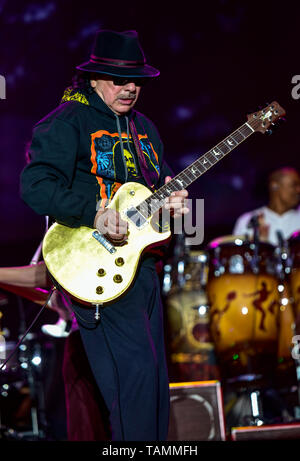 Napa Valley, USA. 26 Mai, 2019. Napa, Kalifornien, 26. Mai 2019, Carlos Santana auf der Bühne des 2019 Flasche Rock Festival, Tag 3 BottleRock Credit: Ken Howard/Alamy leben Nachrichten Stockfoto