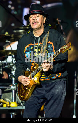 Napa Valley, USA. 26 Mai, 2019. Napa, Kalifornien, 26. Mai 2019, Carlos Santana auf der Bühne des 2019 Flasche Rock Festival, Tag 3 BottleRock Credit: Ken Howard/Alamy leben Nachrichten Stockfoto