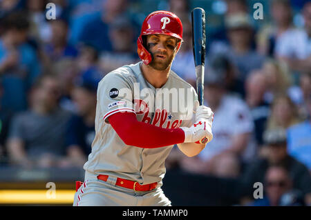 Milwaukee, WI, USA. 25 Mai, 2019. Philadelphia Phillies rechter Feldspieler Bryce Harper #3 Während der Major League Baseball Spiel zwischen den Milwaukee Brewers und die Philadelphia Phillies am Miller Park in Milwaukee, WI. John Fisher/CSM/Alamy leben Nachrichten Stockfoto