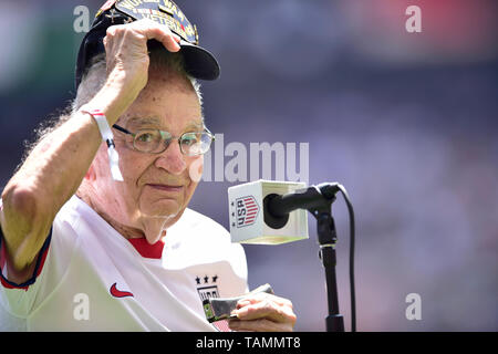 Harrison, New Jersey, USA. 26 Mai, 2019. 96-jährige WWII Veteran''HARMONICA PETE ''DUPRE führt die Nationalhymne bei Red Bull Arena in Harrison, New Jersey USA besiegt Mexiko 3 bis 0 Credit: Brooks Von Arx/ZUMA Draht/Alamy leben Nachrichten Stockfoto