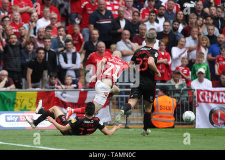 LONDON, ENGLAND 26. Mai Luke O'nien von Sunderland fouls von Charlton Athletic Jonathan Williams während der Sky Bet Liga 1 Play Off Finale zwischen Sunderland und Charlton Athletic im Wembley Stadion, London am Sonntag, den 26. Mai 2019. (Credit: Mark Fletcher | MI Nachrichten) Credit: MI Nachrichten & Sport/Alamy leben Nachrichten Stockfoto