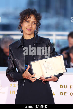 Cannes, Frankreich. 25 Mai, 2019. Direktor Mati Diop, Sieger des Grand Prix Award für den Film "Atlantique" stellt bei einem Fotoshooting auf dem 72. Filmfestival in Cannes Cannes, Frankreich, am 25. Mai 2019. Der Vorhang von der 72nd Ausgabe des Cannes Film Festival fiel am Samstag Abend, mit Südkoreanischen Film "Parasit" gewann in diesem Jahr die höchste Auszeichnung, die Palme d'Or. Credit: Gao Jing/Xinhua/Alamy leben Nachrichten Stockfoto