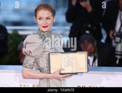 Cannes, Frankreich. 25 Mai, 2019. Emily Beecham, Sieger der Beste Hauptdarstellerin für den Film "Little Joe" stellt bei einem Fotoshooting auf dem 72. Filmfestival in Cannes Cannes, Frankreich, am 25. Mai 2019. Der Vorhang von der 72nd Ausgabe des Cannes Film Festival fiel am Samstag Abend, mit Südkoreanischen Film "Parasit" gewann in diesem Jahr die höchste Auszeichnung, die Palme d'Or. Credit: Gao Jing/Xinhua/Alamy leben Nachrichten Stockfoto