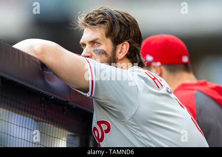 Mai 25, 2019: Philadelphia Phillies rechter Feldspieler Bryce Harper #3 schaut während der Major League Baseball Spiel zwischen den Milwaukee Brewers und die Philadelphia Phillies am Miller Park in Milwaukee, WI. John Fisher/CSM Stockfoto