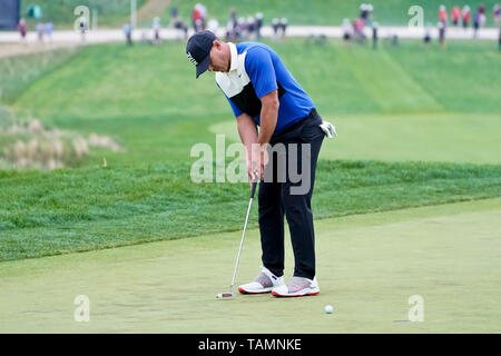 Mai 19, 2019 - Bethpage, New York, United States - Bäche Koepka Schläge 18 Grün während der Endrunde der 101 PGA Meisterschaft am Bethpage Black. (Bild: © Debby Wong/ZUMA Draht) Stockfoto