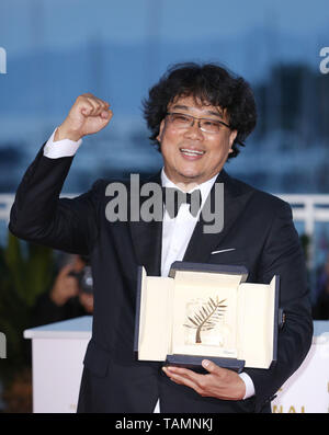 Cannes, Frankreich. 25 Mai, 2019. Der südkoreanische Regisseur Bong Joon-Ho, dem Gewinner der Goldenen Palme d'Or Award für den Film "Parasit" stellt bei einem Fotoshooting auf dem 72. Filmfestival in Cannes Cannes, Frankreich, am 25. Mai 2019. Der Vorhang von der 72nd Ausgabe des Cannes Film Festival fiel am Samstag Abend, mit Südkoreanischen Film "Parasit" gewann in diesem Jahr die höchste Auszeichnung, die Palme d'Or. Credit: Gao Jing/Xinhua/Alamy leben Nachrichten Stockfoto