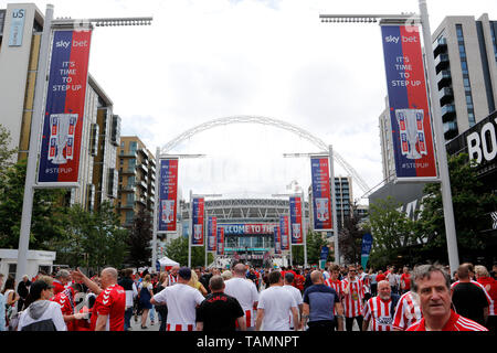 Die Fans in Scharen in das Stadion während der efl Sky Bet Liga 1 Play-Off Finale zwischen Charlton Athletic und Sunderland im Wembley Stadion, London, England am 26. Mai 2019. Foto von Carlton Myrie. Nur die redaktionelle Nutzung, eine Lizenz für die gewerbliche Nutzung erforderlich. Keine Verwendung in Wetten, Spiele oder einer einzelnen Verein/Liga/player Publikationen. Stockfoto