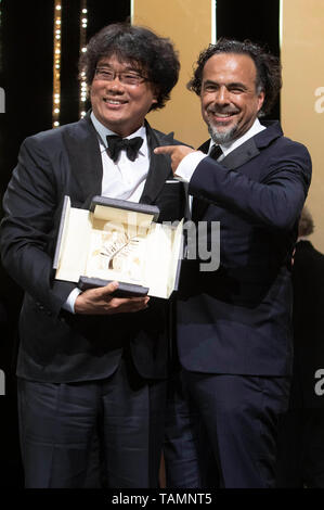 Bong Joon-ho mit seinem Palme d'Or (Goldene Palme) für den Film "Parasiten/Gisaengchung" mit dem Präsidenten der Jury Alejandro Gonzalez Inarritu bei der Preisverleihung während der 72Nd Cannes Film Festival im Palais des Festivals in Cannes, Frankreich am 25. Mai 2019 Stockfoto