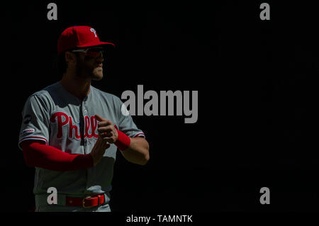 Mai 25, 2019: Philadelphia Phillies rechter Feldspieler Bryce Harper #3 vor der Major League Baseball Spiel zwischen den Milwaukee Brewers und die Philadelphia Phillies am Miller Park in Milwaukee, WI. John Fisher/CSM Stockfoto