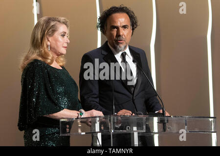 Catherine Deneuve und Alejandro Gonzalez Inarritu bei der Preisverleihung während der 72Nd Cannes Film Festival im Palais des Festivals am 25. Mai 2019 in Cannes, Frankreich Stockfoto