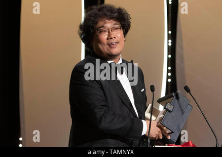 Bong Joon-ho mit seinem Palme d'Or (Goldene Palme) für den Film "Parasiten/Gisaengchung" bei der Preisverleihung während der 72Nd Cannes Film Festival im Palais des Festivals am 25. Mai 2019 in Cannes, Frankreich Stockfoto