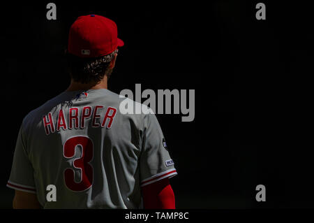 Milwaukee, WI, USA. 25 Mai, 2019. Philadelphia Phillies rechter Feldspieler Bryce Harper #3 vor der Major League Baseball Spiel zwischen den Milwaukee Brewers und die Philadelphia Phillies am Miller Park in Milwaukee, WI. John Fisher/CSM/Alamy leben Nachrichten Stockfoto