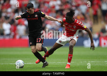 LONDON, ENGLAND 26. Mai Lewis Morgan von Sunderland Schlachten mit Joe Aribo von Charlton Athletic während der Sky Bet Liga 1 Play Off Finale zwischen Sunderland und Charlton Athletic im Wembley Stadion, London am Sonntag, den 26. Mai 2019. (Credit: Mark Fletcher | MI Nachrichten) Credit: MI Nachrichten & Sport/Alamy leben Nachrichten Stockfoto