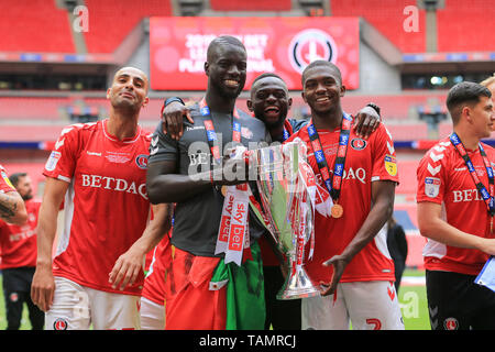 LONDON, ENGLAND 26 Mouhamadou-Naby Sarr von Charlton Athletic und Anfernee Dijksteel von Charlton Athletic während der Sky Bet Liga 1 Play off Finale zwischen Charlton Athletic und Sunderland im Wembley Stadion, London am Sonntag, den 26. Mai 2019. (Credit: Leila Coker | MI Nachrichten) Credit: MI Nachrichten & Sport/Alamy leben Nachrichten Stockfoto