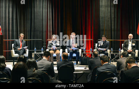 (190526) - Peking, 26. Mai 2019 (Xinhua) - Teilnehmer einer Podiumsdiskussion 'E-Commerce und die grenzübergreifende Handel" bei der 5. China-USA berechtigt Gouverneure Forum in Lexington, Kentucky, USA, am 24. Mai 2019. (Xinhua/Li Rui) Stockfoto