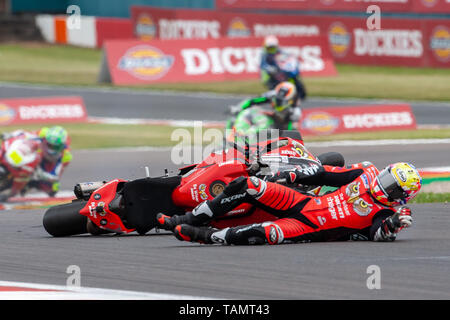 25. Mai 2019, Castle Donington, Leicestershire, England; Bennetts British Superbike Championship; Josh Brookes ist von seinem Weiser Ducati geworfen werden. Stockfoto